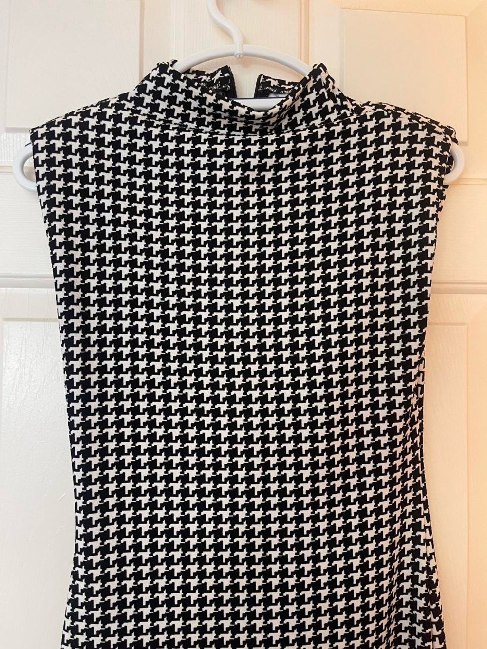 Sleeveless Houndstooth Mock Neck Top - Black & White